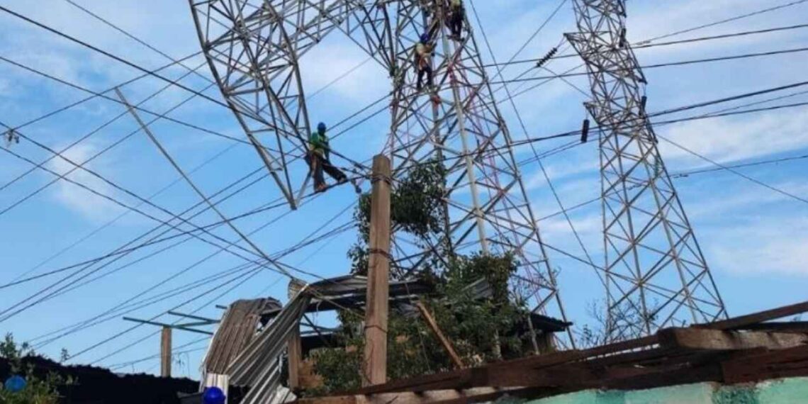 Cable de alta tensión se desprende en Coyoacán, CDMX, causando chispazo