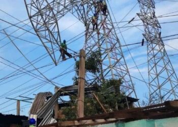 Cable de alta tensión se desprende en Coyoacán, CDMX, causando chispazo