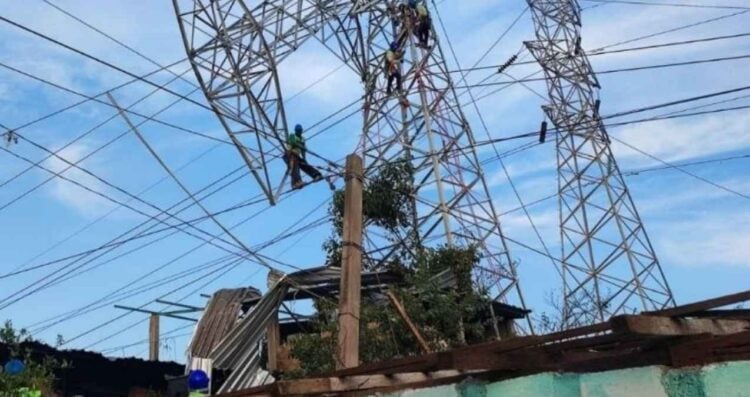 Cable de alta tensión se desprende en Coyoacán, CDMX, causando chispazo