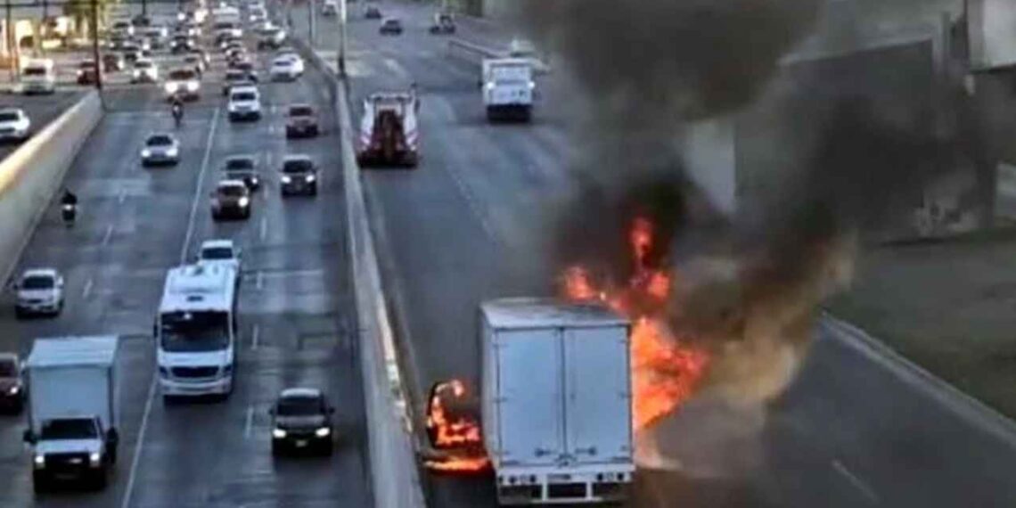 Camión incendia Escobedo