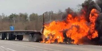 Camión incendia Victoria-Monterrey