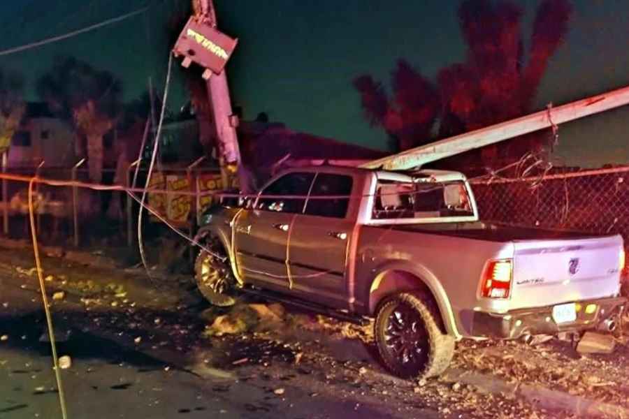 Camioneta choca contra dos postes en Monterrey; conductor resulta lesionado
