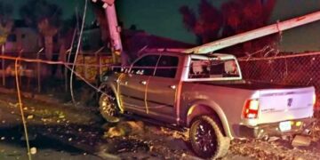 Camioneta choca contra dos postes en Monterrey; conductor resulta lesionado