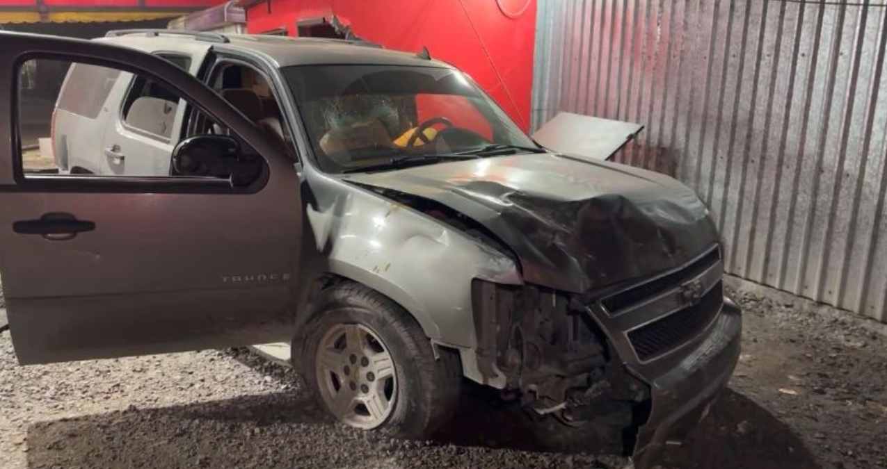 Camioneta choca contra taquería en Matamoros y es abandonada