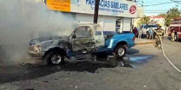 Camioneta incendia Monterrey