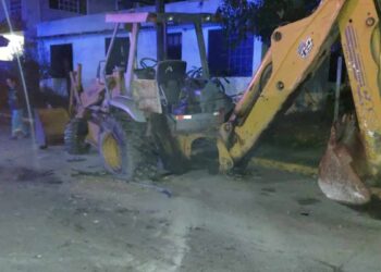 Camioneta se estrella contra retroexcavadora y sus ocupantes huyen del lugar