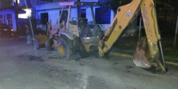 Camioneta se estrella contra retroexcavadora y sus ocupantes huyen del lugar