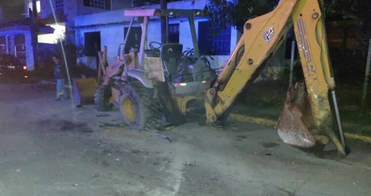 Camioneta se estrella contra retroexcavadora y sus ocupantes huyen del lugar