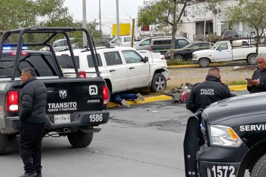 Camioneta se impacta contra un motociclista y lo deja sin vida en Apodaca, Nuevo León