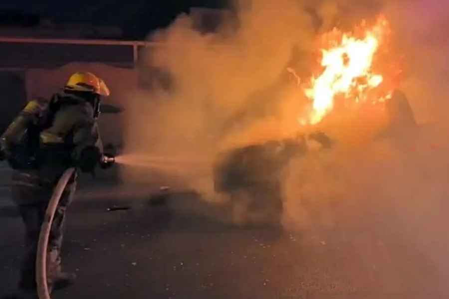 Camioneta se incendia en el Centro de Monterrey tras presentar una falla mecánica