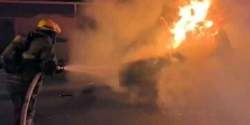 Camioneta se incendia en el Centro de Monterrey tras presentar una falla mecánica