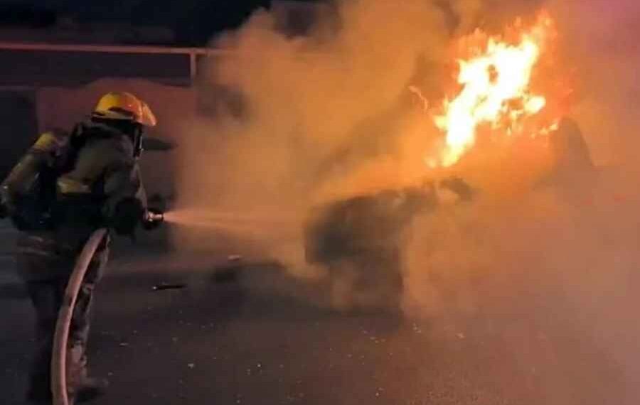 Camioneta se incendia en el Centro de Monterrey tras presentar una falla mecánica