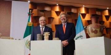 canciller mexicano migrantes esposados