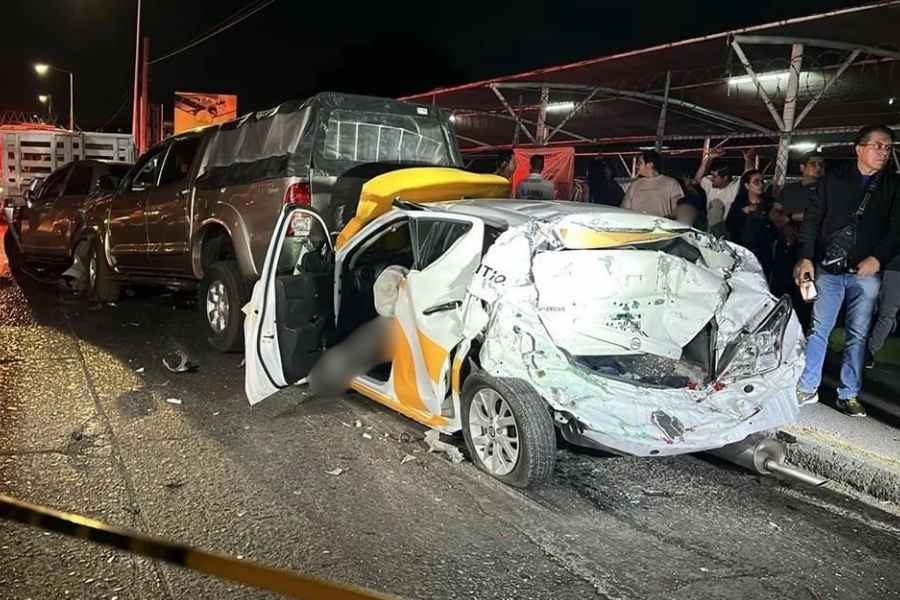 Carambola entre 10 vehículos en Guadalajara, Jalisco deja tres personas heridas