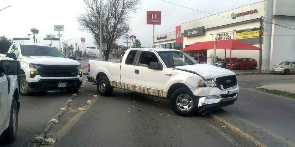 Choca en Nuevo Laredo, Tamaulipas, tras circular en sentido contrario por la avenida Reforma