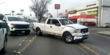 Choca en Nuevo Laredo, Tamaulipas, tras circular en sentido contrario por la avenida Reforma