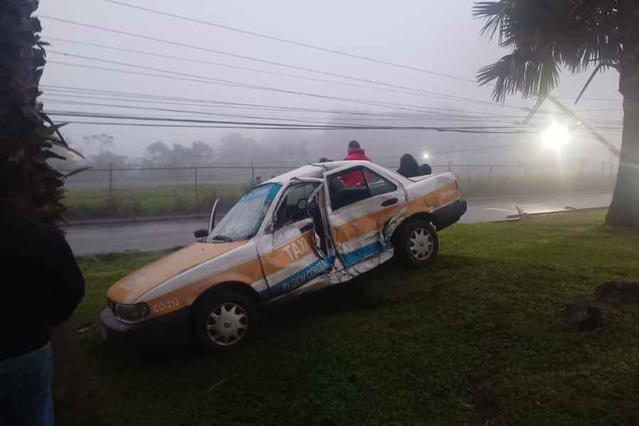 Choca taxi contra un autobús en Córdoba, Veracruz; reportan varios lesionados