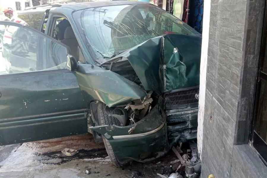 Choque entre 2 vehículos deja a un hombre sin vida en la colonia San Gilberto de Santa Catarina, NL