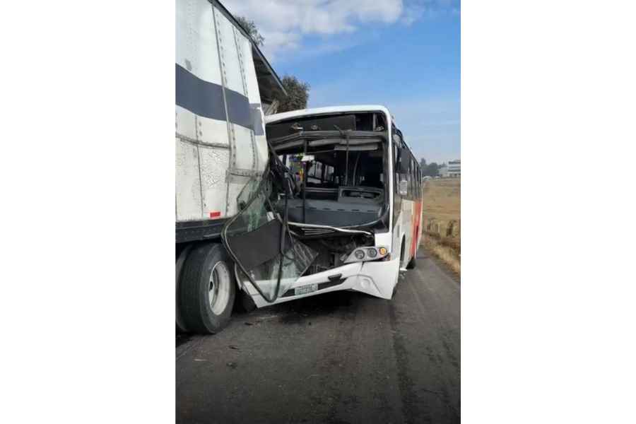 Choque entre camión y tráiler en la Toluca-Atlacomulco deja varios lesionados