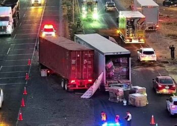 Choque entre tráileres genera caos vial en Carretera a Morelia