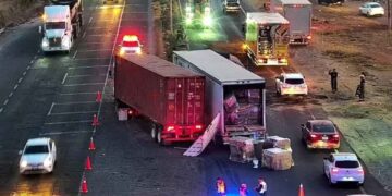 Choque entre tráileres genera caos vial en Carretera a Morelia