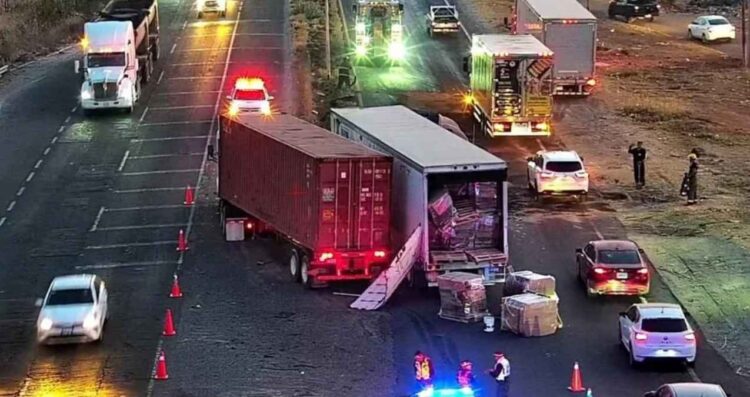 Choque entre tráileres genera caos vial en Carretera a Morelia