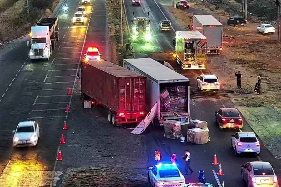 Choque entre tráileres genera caos vial en Carretera a Morelia en Tlajomulco, Jalisco