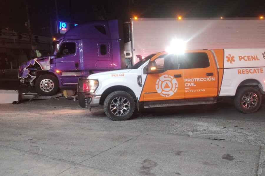 Choque entre un vehículo y un tráiler en Monterrey deja dos personas lesionadas