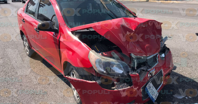 Choque frontal en bulevar de Ciudad Victoria deja heridos por no respetar semáforo