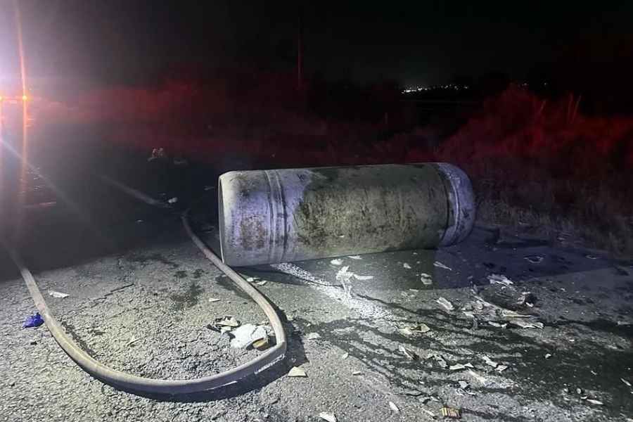 Choque frontal entre camión de plataforma y transporte de personal deja 2 lesionados en la Carretera a Monclova
