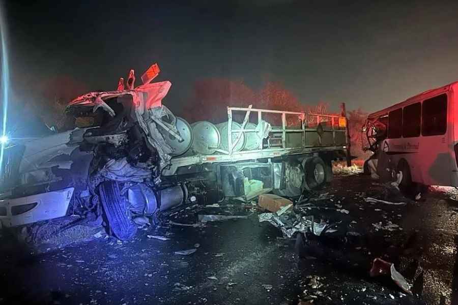 Choque frontal entre camión de plataforma y transporte de personal deja 2 lesionados en la Carretera a Monclova