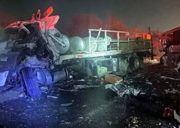 Choque frontal entre camión de plataforma y transporte de personal deja 2 lesionados en la Carretera a Monclova