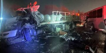 Choque frontal entre camión de plataforma y transporte de personal deja 2 lesionados en la Carretera a Monclova