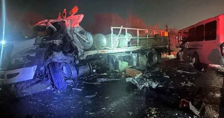 Choque frontal entre camión de plataforma y transporte de personal deja 2 lesionados en la Carretera a Monclova