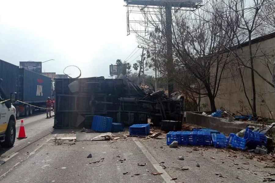 Choque y volcadura de un camión en la Carretera Nacional deja dos hombres sin vida