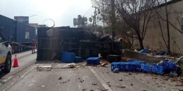 Choque y volcadura de un camión en la Carretera Nacional deja dos hombres sin vida