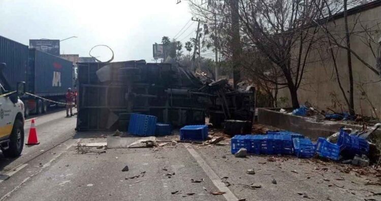 Choque y volcadura de un camión en la Carretera Nacional deja dos hombres sin vida