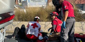 Accidente en Monterrey deja vehículo volcado y dos heridos