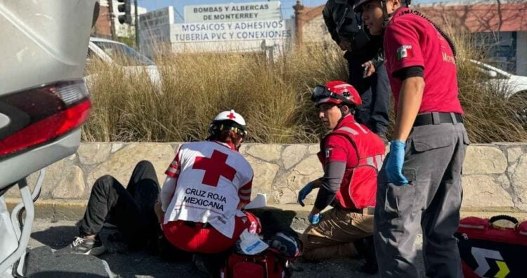 Accidente en Monterrey deja vehículo volcado y dos heridos