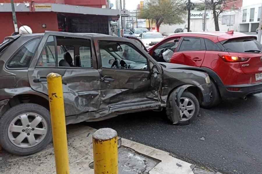 Colisión entre automóvil y camioneta en el Centro de Monterrey deja 2 heridos