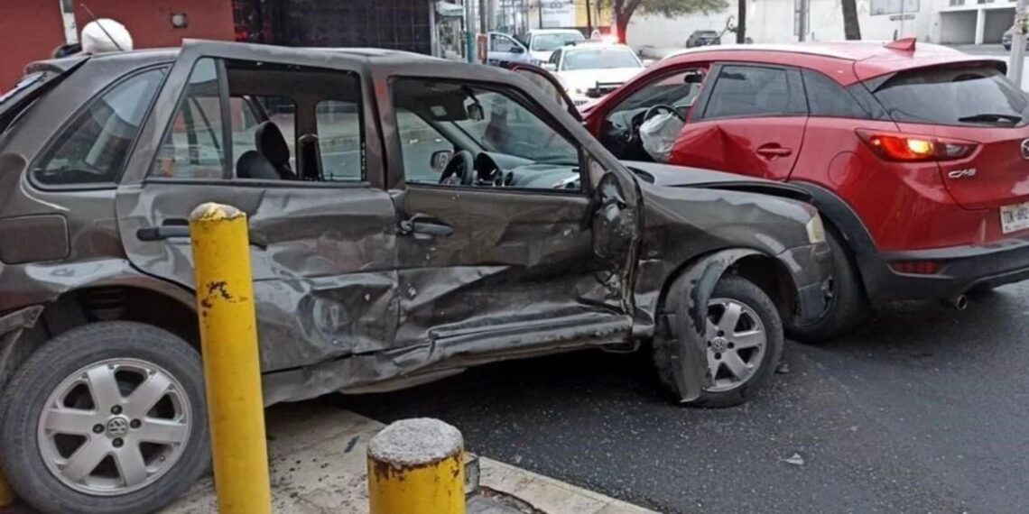 Colisión entre automóvil y camioneta en el Centro de Monterrey deja 2 heridos