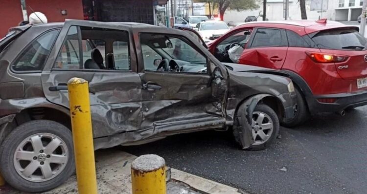 Colisión entre automóvil y camioneta en el Centro de Monterrey deja 2 heridos