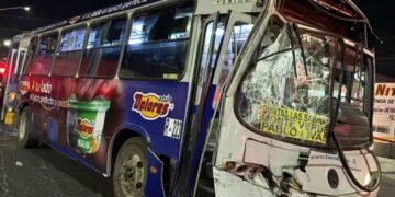 Colisión entre dos transportes públicos deja saldo de 12 pasajeros heridos en Monterrey