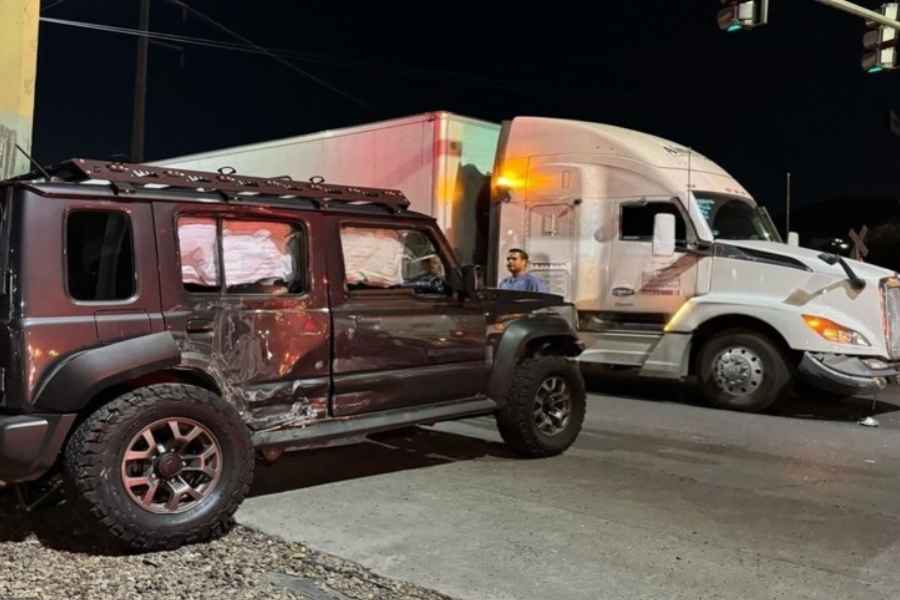 Colisión entre tráiler y camioneta deja un herido en Monterrey, Nuevo León