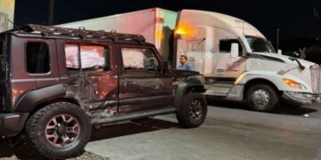 Colisión entre tráiler y camioneta deja un herido en Monterrey, Nuevo León