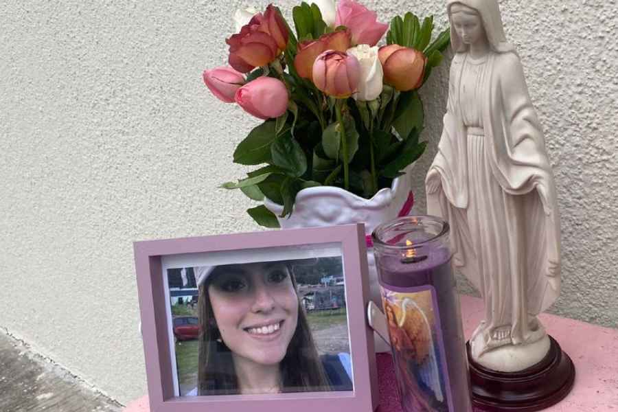 Colocan altar Ana Carolina