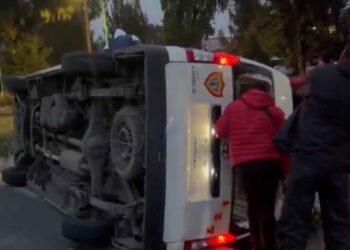 Combi vuelca sobre la autopista México-Pachuca; hay al menos 9 lesionados