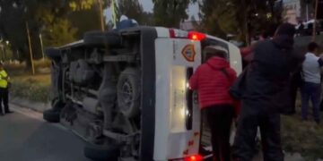 Combi vuelca sobre la autopista México-Pachuca; hay al menos 9 lesionados
