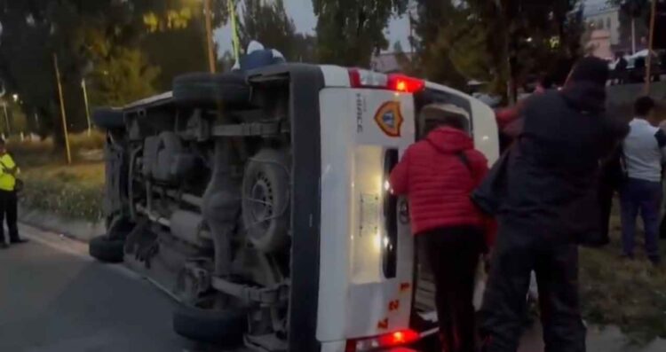 Combi vuelca sobre la autopista México-Pachuca; hay al menos 9 lesionados