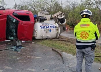 Conductor abandona pipa de gas tras volcar en Marín, Nuevo León; hay 1 lesionado
